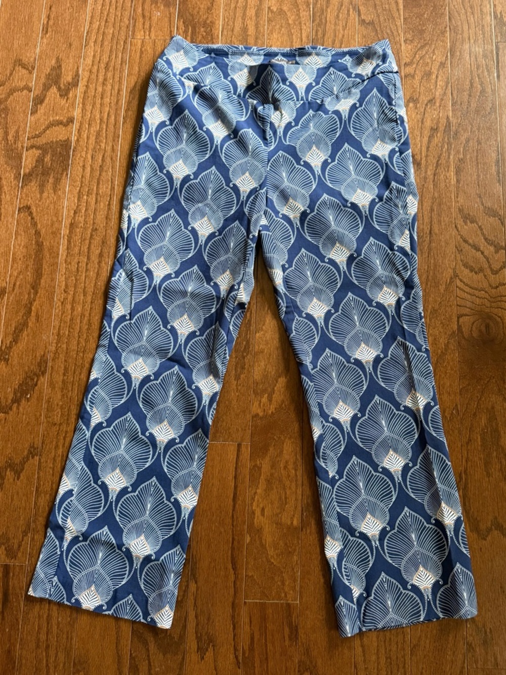 J. McLaughlin Blue and White Leaf Print crop pant size 10 EUC